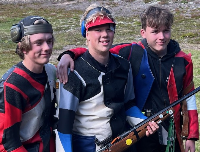 Viktor flankerad av silver o bronsmedalj&ouml;rerna.